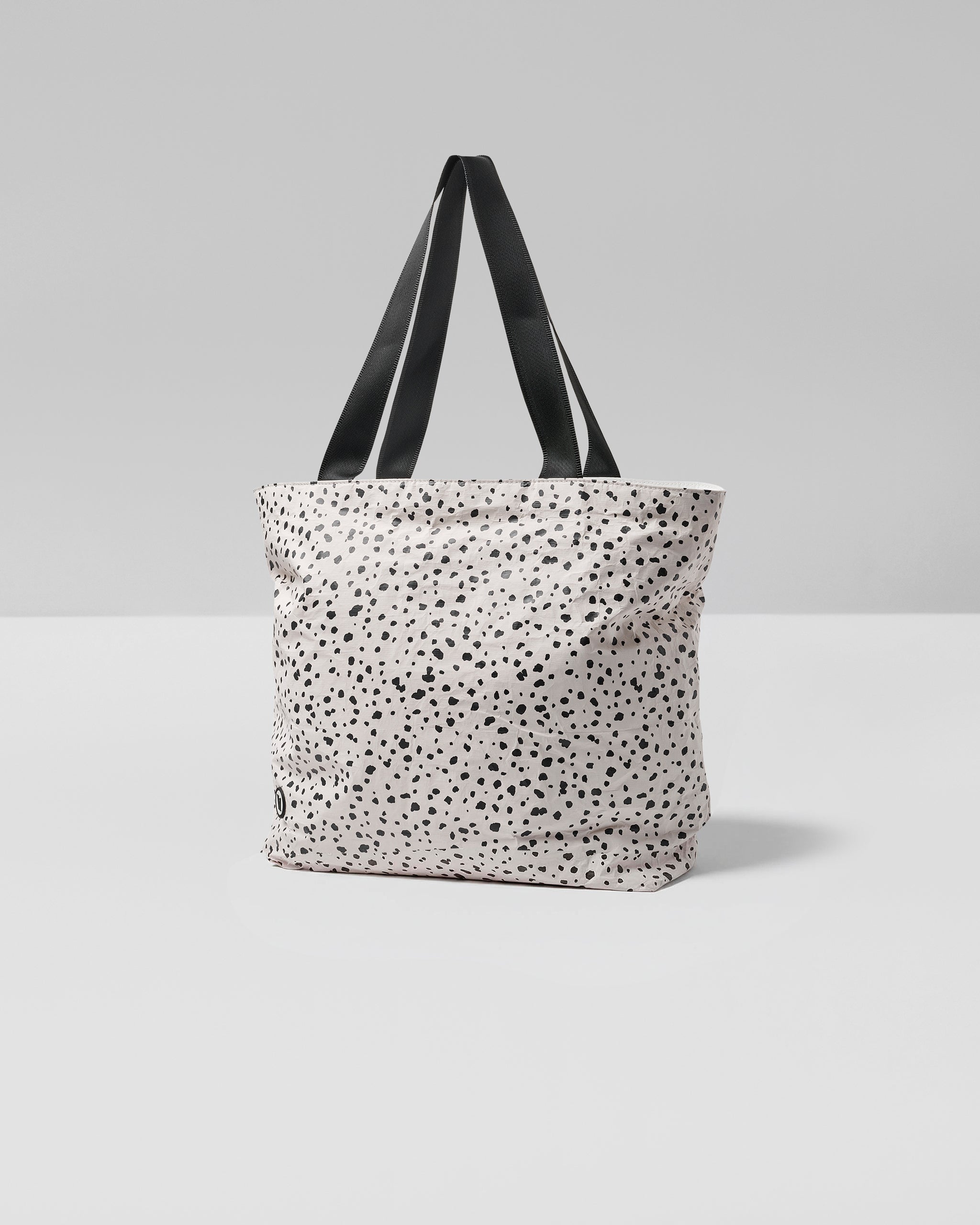 VW813DUD_23SP_WOMENS_ECOMM_bags_FLAT_LAY_1