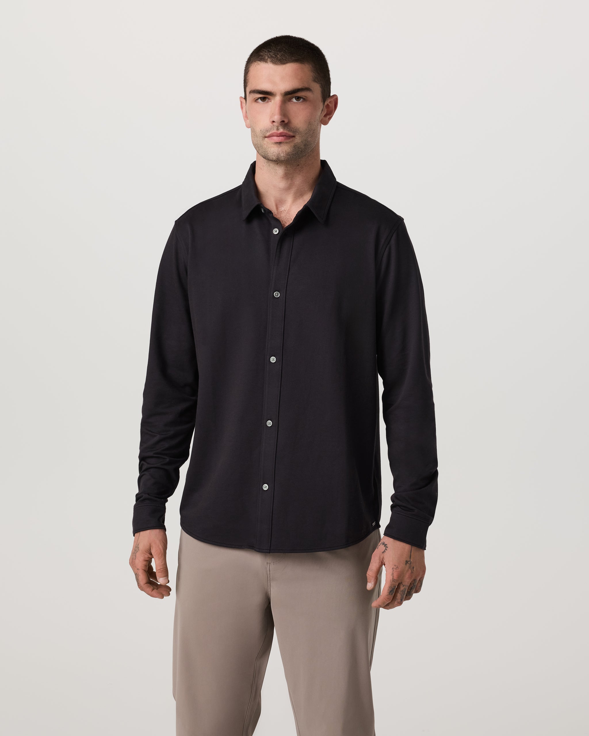 V1101BLK_FA25_M_ECOMM_TOPS_FRONT_3
