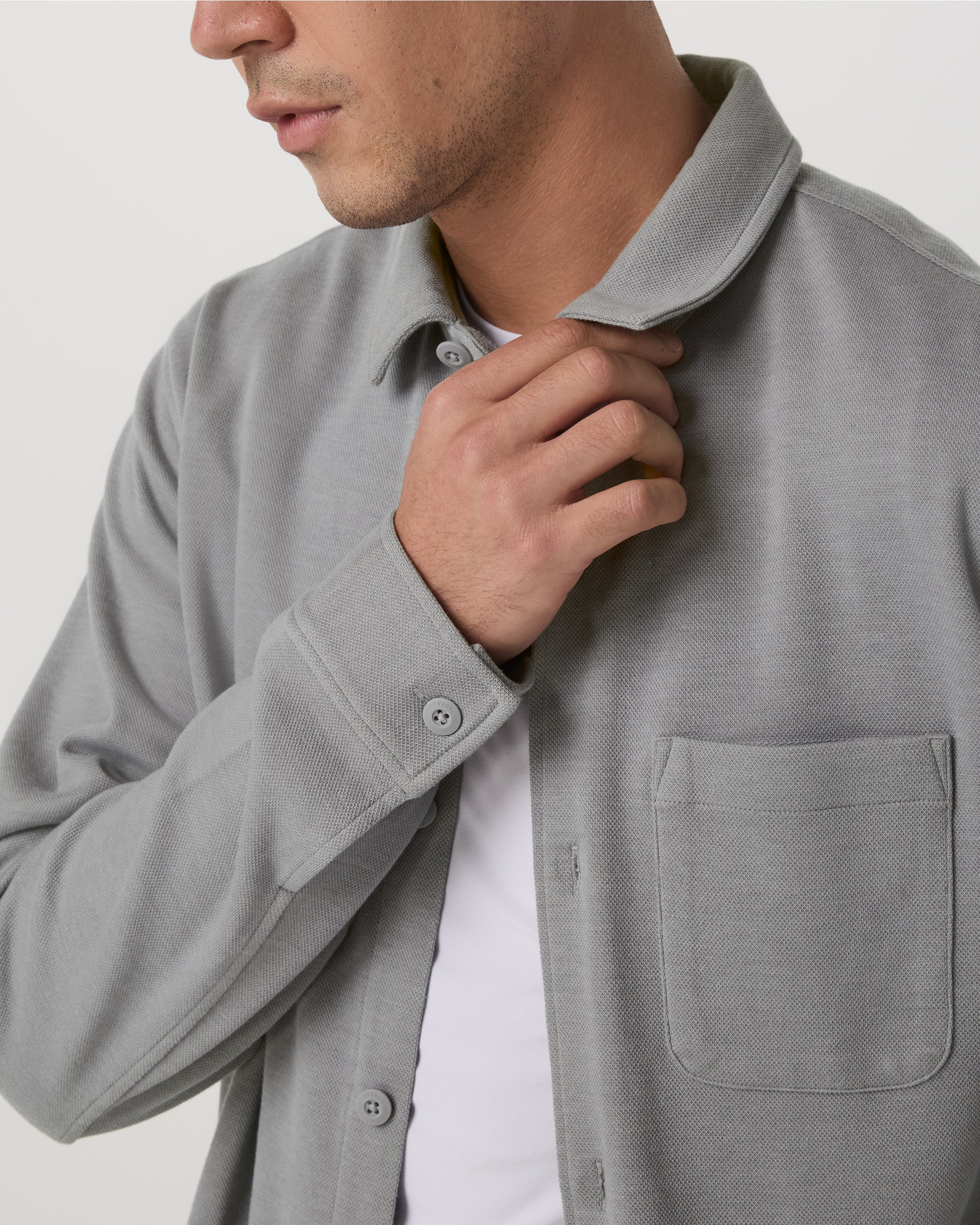 V2031GRY_FA25_M_TOPS_DETAIL_10
